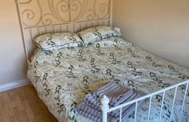 Large, 3 Floors, Quiet, Sleeps 16, 4 Bathrooms, 5 Parking, Semi rural Leicester - Foto 23