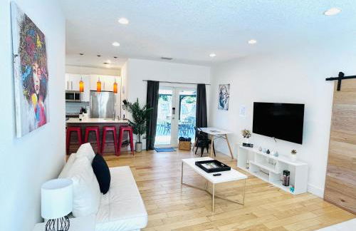 Heated Pool Tropical House with Summer Kitchen 3BR- Oasis in Miami! - Foto 5