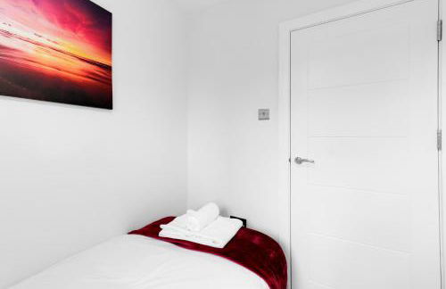 Modern 4 Bedroom House With Parking in Farnham Royal, Slough By 360stays - Foto 29