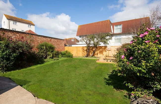 Absolute Beachfront With Decked Garden Oasis and Views - Foto 72