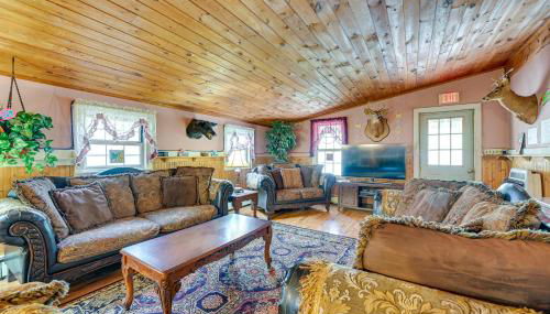 Lanesville Home with Pool Table, Bar and Deck! - Foto 5