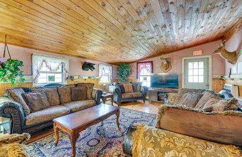 Lanesville Home with Pool Table, Bar and Deck! - Foto 5