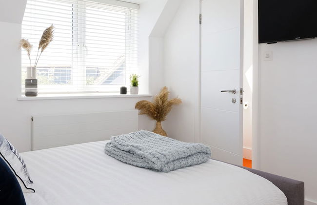 Gorgeous Home for 12 - Walk to Beach - Sea View - Photo 6