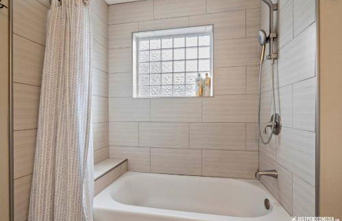 Downtown Retreat: Convenient Family Cottage - Foto 12