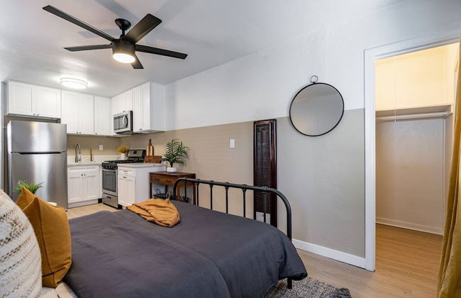 Live Like a Local - Studio With Huge Backyard - Foto 8