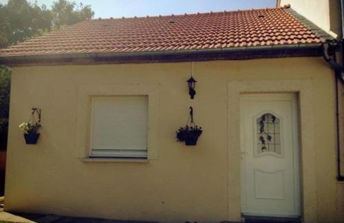 Charmant Gîte à Étain, Tout Inclus, Proche Verdun avec Terrasse et Parking - FR-1-585-3 - Foto 1