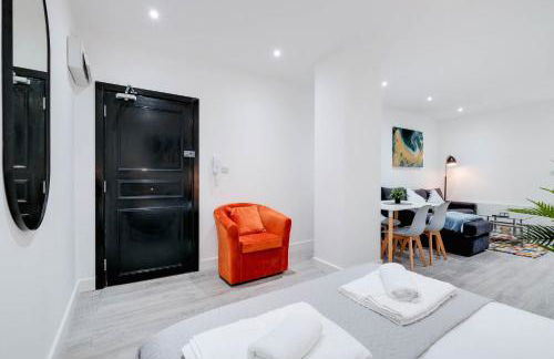 Luxurious 1 Bed Serviced Apartment with Wi-Fi - Photo 76