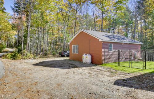 Wooded Retreat with Pet-Friendly Yard in Standish - Foto 24