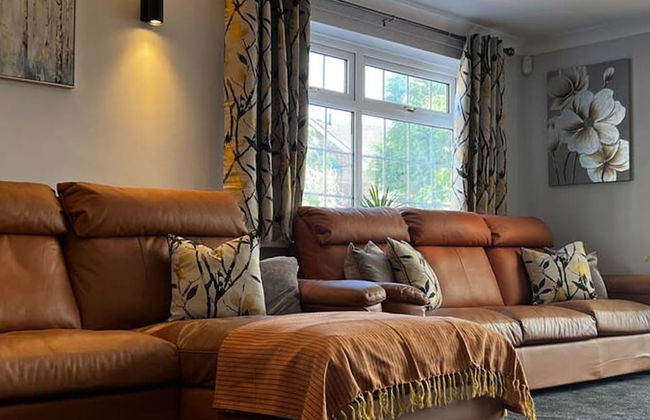 The Cheshire Gathering - Hot Tub 8 Bedroom - Photo 2