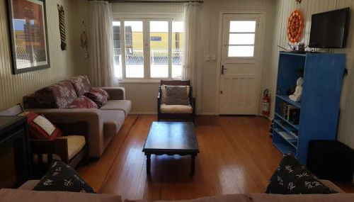 CASA FULL, CENTRO, 130m quadrados, 9 Pessoas, Wi-Fi, 3 Qtos, Churrasqueira e Apetrechos, Cozinha-Sala Integrados, 2 Banheiros, Varanda e Jardim, Garagem Coberta, Estac Interno 3 Carros, Lareira de Alta Performance e Fogão de Ferro, Área nos Fundos - Foto 3