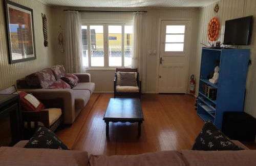 CASA FULL, CENTRO, 130m quadrados, 9 Pessoas, Wi-Fi, 3 Qtos, Churrasqueira e Apetrechos, Cozinha-Sala Integrados, 2 Banheiros, Varanda e Jardim, Garagem Coberta, Estac Interno 3 Carros, Lareira de Alta Performance e Fogão de Ferro, Área nos Fundos - Foto 3