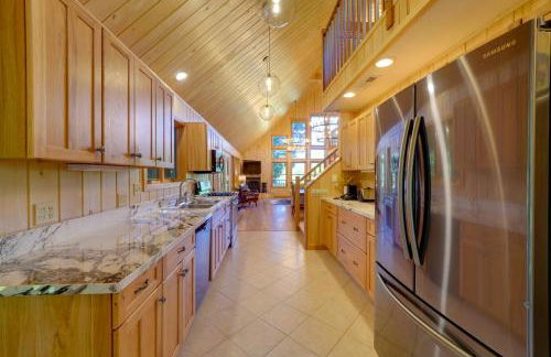 Riverfront West Virginia Cabin with Screened-In Deck - Foto 7