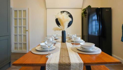 Orchard Bungalow - Sleeps 10 - Close to Town Centre - Free Parking, Pool Table, Fast Wi-Fi and Smart TV with Netflix by Yoko Property - Foto 4