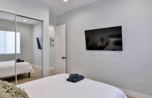 H&H New Built 2023 Hidden Gem Heart of OC 3 Queen Beds - Foto 29