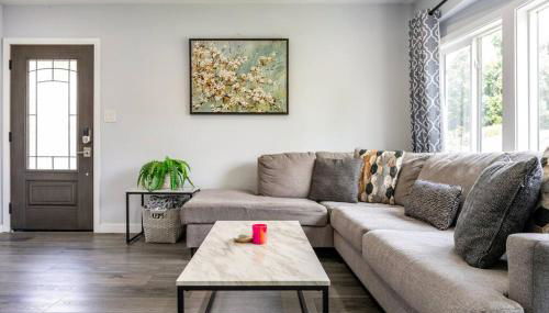 Adorable 2BR-2BA House with EV & Free Parking and Family Friendly in Los Angeles - Photo 5