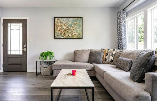 Adorable 2BR-2BA House with EV & Free Parking and Family Friendly in Los Angeles - Photo 5