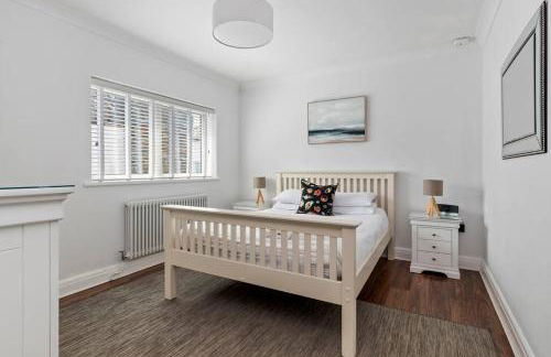 Stunning Property Seaviews, Private Pool & Parking - Photo 45