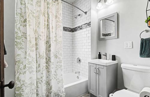 Modern & Cozy 2BR Retreat Near West Blvd - Foto 32