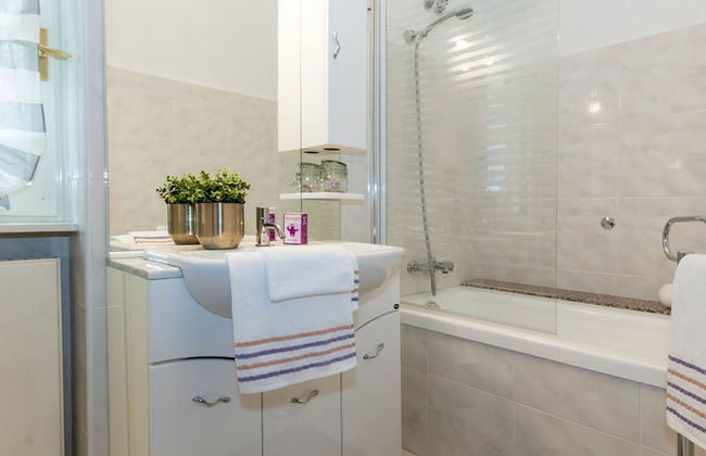 JOIVY Garden Oasis: 1BR Apt w/ Balcony & Parking - Foto 11