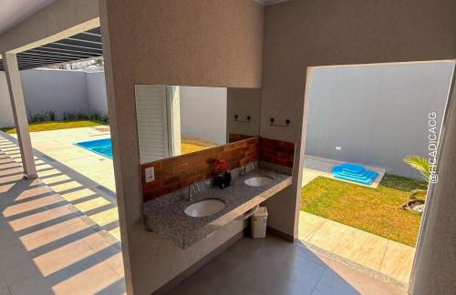 Linda Casa Nova e com piscina - Foto 32