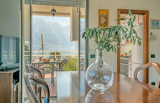 Charming 4-bed Apartment -lake Views & Balconies - Foto 21