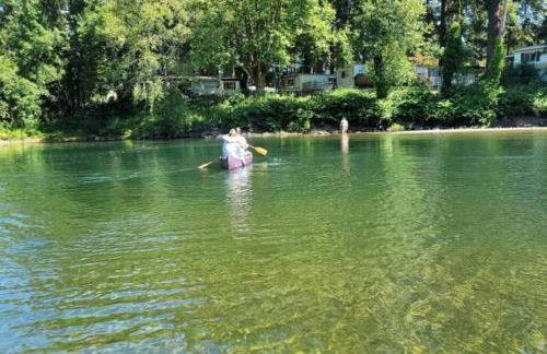 Tranquil Riverfront Retreat - Foto 65