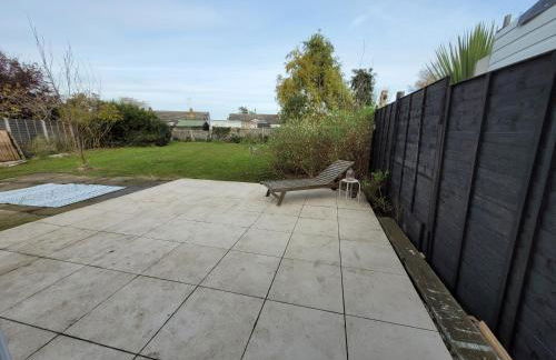 Modern 2 bed pet friendly Bungalow near countryside and a short drive to seafront- with large private garden by Catchpole Stays - Foto 3