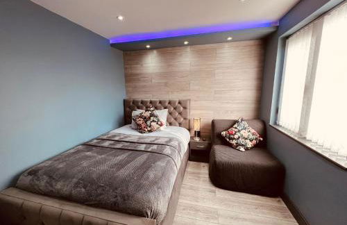 MODERN SUITES -5 Bedroom House- With FREE PARKING Birmingham city - Foto 24