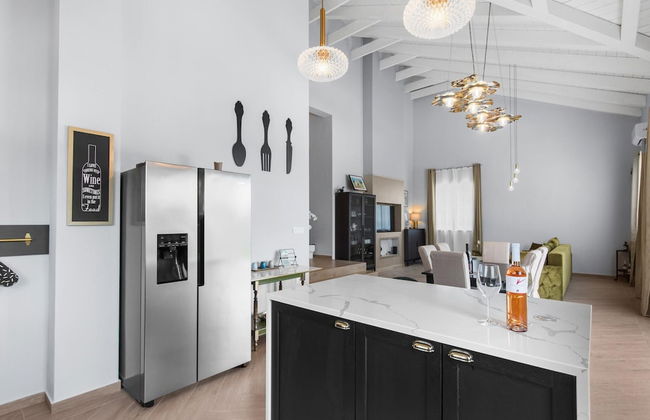 Modern Villa With Swimming Pool and Fenced Garden - Photo 8