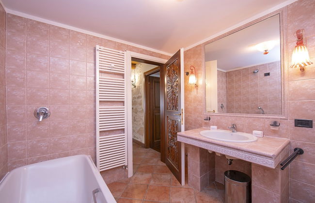 Alberta's Liberty House With Pool - Photo 21