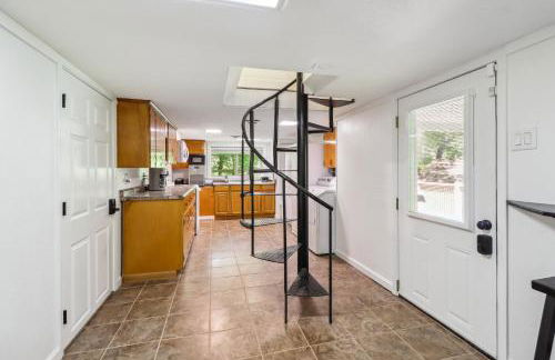 Secluded Lakefront Escape w Private Dock, 600ft Shoreline and Views, Sleeps 13 - Foto 14