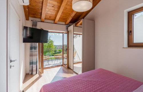 Villa atop the village with stunning view - Foto 53