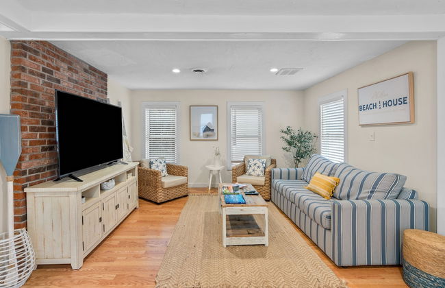 King St. Cottage - Photo 1