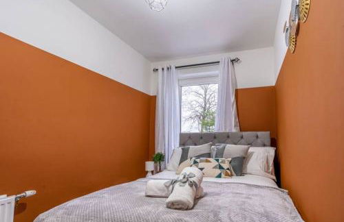 Cheerful 2 Bedroom Homely Apartment, Sleeps 4 Guest Comfy, 1x Double Bed, 2x Single Beds, Free Parking, Free WiFi, Suitable For Business, Leisure Guest, Contractors, QE Hospital, Glasgow, Near Airport & City Centre, Perfect For Common Wealth Games 2026 - Foto 17