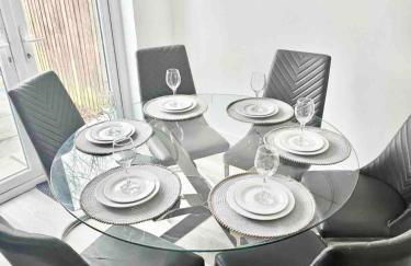 Swindon 3 Bedroom spacious home parking & garden - Foto 14