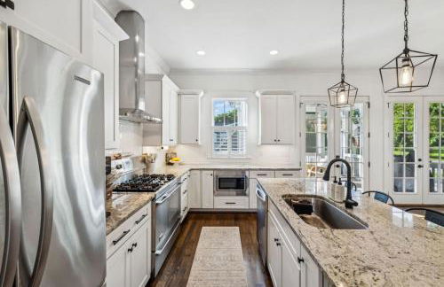 Walk to 12 South and Restaurants with Garage and Golf Simulator - Foto 3