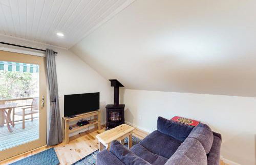 1 Mi to Crystal Lake! Couples Retreat with Deck - Photo 5