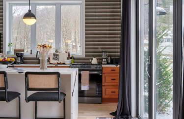 Chic Renovated Chalet with Private Pond - Foto 6