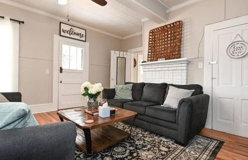 The Bulldog Farmhouse - 100 year old home - Foto 12