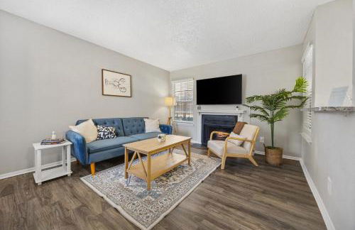 Coastal Hues - Pool, Gym & Free Parking! - Photo 1