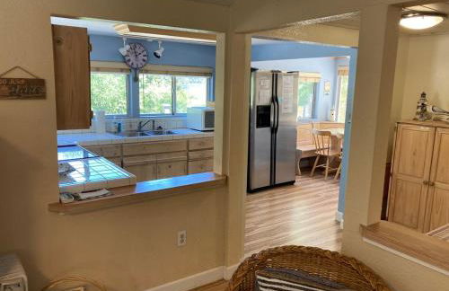 Near Yosemite Bass Lake Cabin with Hot Tub, Lake View, Pet Friendly - Photo 15