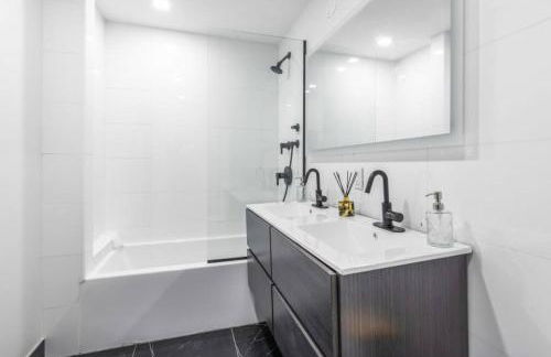 3BR Penthouse Suite with Massive Private Rooftop - Foto 29