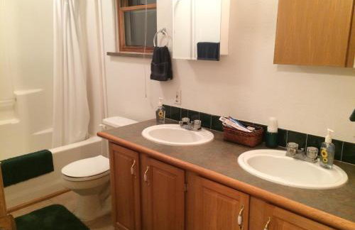 Whistle Pig Retreat at 22 West Cabins and Recreation - Foto 19