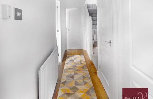 Knaphill, Woking - 3 Bed House - With Garden - Photo 5