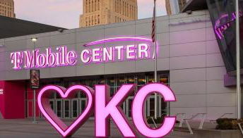 Mid century APT, KING bed + desk - Photo 3