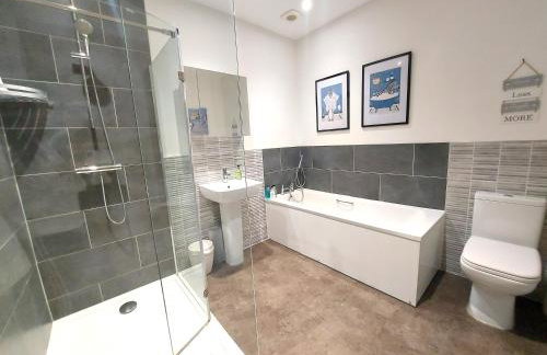 Meadow View Apartments are 2 and 3 bedroomed with private parking - Foto 86