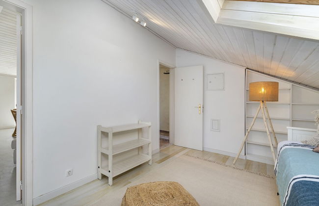 Stylish Sunny Penthouse Near Cascais Center & Greenspace - Photo 7