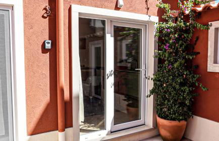 Kalumi Aparthotels - Japandi-Style Apartments with Terrace, Pergola, and Portuguese BBQ - Foto 19