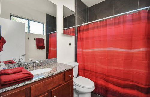 3BR/3.5BA Three Story East Downtown TownHouse with view - Photo 23