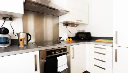 Central Gem: Cosy 2BR with Private Balcony - Foto 3